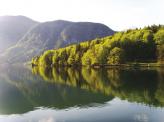 Озеро Бохинь, расположенное в Триглавском национальном парке, наполнено кристально чистой водой и окружено невероятными по красоте пейзажами