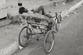 Для многих водителей рикш их коляска является и работой, и домом