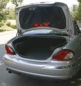 Объем багажника составляет 452 л, складывающиеся спинки заднего дивана – редкость