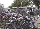 Первое, что по прибытии в Амстердам сразу же бросится в глаза - это обилие велосипедов, которые станут неотъемлемым спутником любого пейзажа