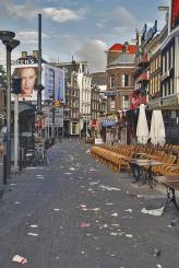 Ночная жизнь бурлит до пяти утра, после чего уставшие амстердамцы и гости столицы в прямом смысле слова расползаются по своим домам, оставляя после себя горы мусора