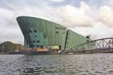 В Амстердаме расположено множество музеев и прочих достопримечательностей, например, Научный музей, построенный в форме корабля