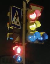 Первые японские светофоры имели синий разрешающий сигнал, потом его поменяли на зеленый, однако жители страны по привычке по-прежнему называют его "синим"