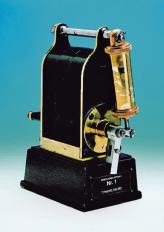 Первое магнето 1887 года, созданное по заказу фирмы Deutz для стационарных промышленных двигателей. Этот аппарат стал первым шагом Боша на пути к известности и славе