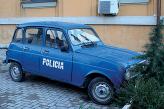 Например, в Албании, абсолютно не заморачиваются по поводу раскраски полицейских автомобилей