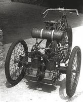 В 17 лет Бугатти построил свой первый автомобиль Type 1 – простую трехколесную моторную повозку, на которую установил сразу несколько одноцилиндровых двигателе