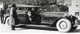 В середине 1920-х годов Бугатти начинает реализовывать идею создания автомобиля для "самых-самых" сливок общества (на фото – Бугатти за рулем единственного прототипа номер 41)