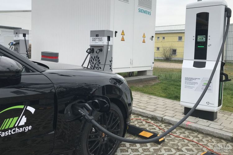Парковки в Украине обязали оснащать станциями зарядки электромобилей