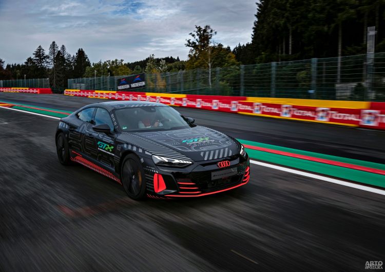 Новый Audi RS e-tron GT показали перед премьерой