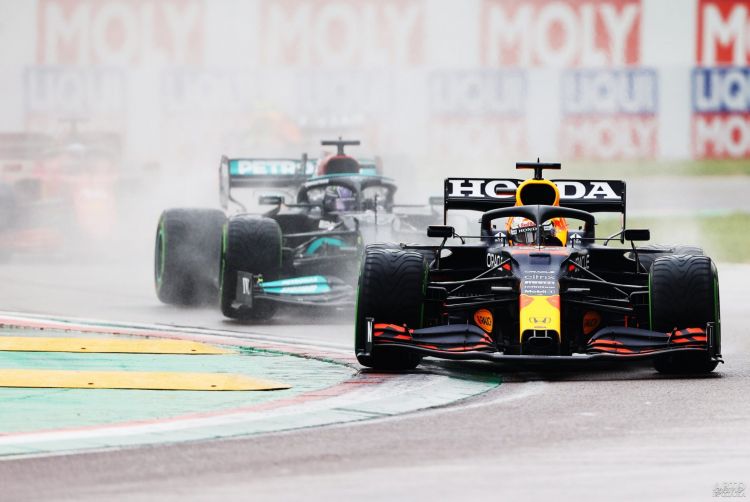 Формула-1: Ферстаппен побеждает в дождевой итальянской гонке