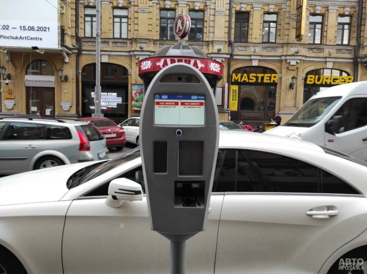 В Киеве внедряют автофиксацию нарушений правил парковки