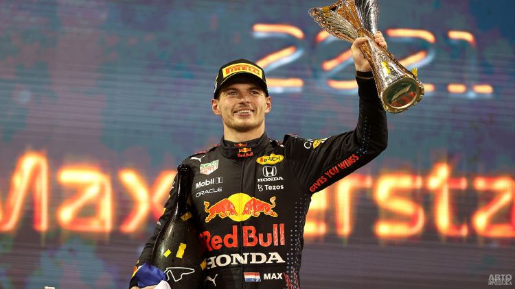 Формула-1: Ферстаппен на последнем круге вырывает чемпионство
