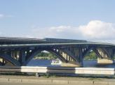 Мост Метро ввели в эксплуатацию в 1965 году и поначалу хотели его сделать исключительно метрополитеновским, добавив в проект моста нижний автомобильный ярус лишь в самый последний момент