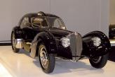 1938 Bugatti 57SC Atlantic имеет почти зловещий вид и считается фантастическим
