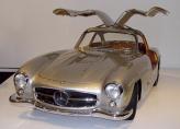 1955 Mercedes-Benz 300SL Gullwing Coupe, по словам Лорена, пугает и может обратить зрителей в бегство. Необычны навешенные на крыше двери "крыло чайки"