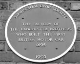 Памятный знак на здании, где Фредерик вместе со своими братьями построил для Англии первый национальный автомобиль