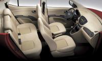 Салон Hyundai i10 довольно широкий внутри, поэтому на задних сиденьях спокойно помещаются трое взрослых пассажиров