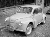 В преддверии Второй мировой войны, пообщавшись с Гитлером и увидев прототип "народного автомобиля" Фердинанда Порше, Рено приходит к выводу о том, что нужно строить массовый автомобиль, коим стал двухдверный Juvaquatres