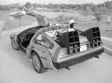 DeLorean, известный автомобиль из фильма "Назад в будущее". По замыслу автора на его борту находился атомный реактор, использующий плутоний для перемещения во временном пространстве