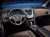Циферблаты спидометра и тахометра напоминают приборы Chevrolet Camaro