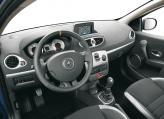 В версии Clio GT обод руля обшит перфорированной кожей, а циферблаты приборов – белые