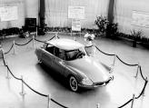 В 1955 году Citroen DS представили публике, автомобиль вызвал небывалый ажиотаж, а в салонах за ним выстраивались очереди