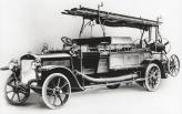 До 1910-х годов разработка пожарных автомобилей с двигателем внутреннего сгорания тормозилась из-за того, что они были неэффективны для приведения в движение тяжелых пожарных обозов