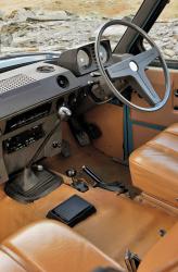  Внутри Range Rover был оформлен почти по-спартански: виниловая обивка сидений, для покрытия пола был избран винил и профилированная резина