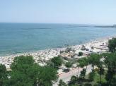 Румыния, конечно же, – это не только трансильванские города и средневековые замки. А еще и целых 225 км побережья Черного моря с чистыми песчаными пляжами. Отдых на "румынском" Черном море будет выгодно отличаться от крымского – дешевле, чище и практическ