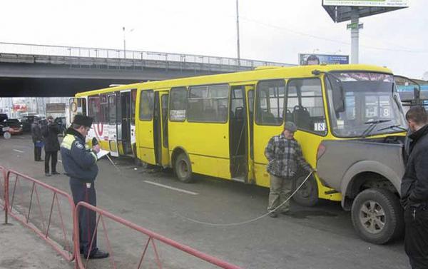 В Киеве в результате столкновения двух автобусов и автомобиля Mitsubishi L200 травмированы шесть человек 