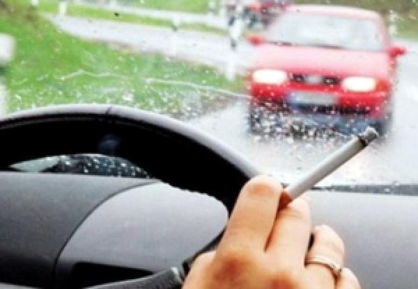 В России хотят запретить водителям курить в авто