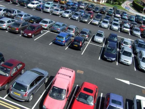 Власти хотят урегулировать ситуацию со столичной парковкой