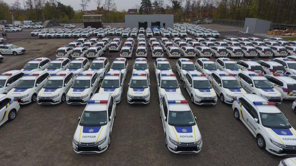 Национальной полиции передали гибриды Mitsubishi Outlander