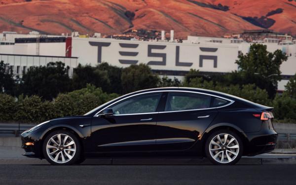 Электромобиль Tesla Model 3 поступил в производство