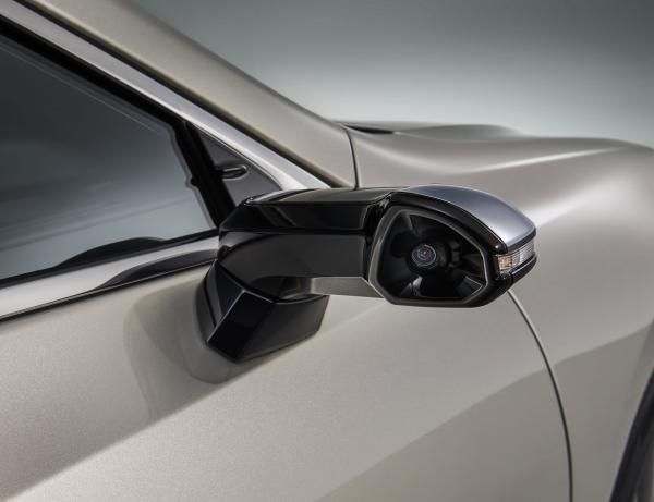 Lexus ES стал первым серийным автомобилем без зеркал