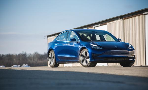 В Украине стартовали официальные продажи электромобилей Tesla