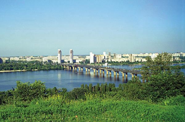 Киев. На мосту Патона ограничили движение