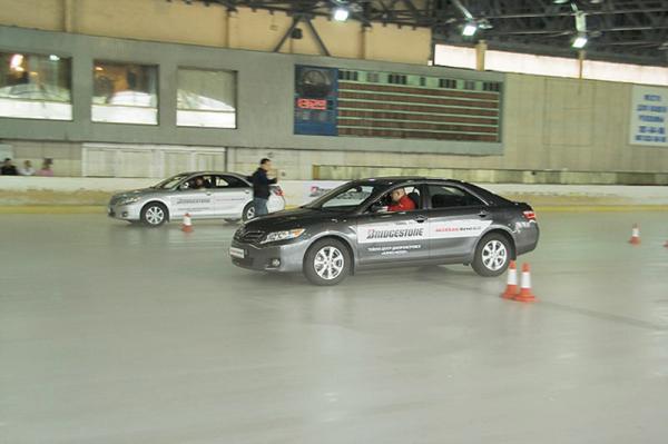 Шины Bridgestone прошли испытания на льду днепропетровского спортивного комплекса